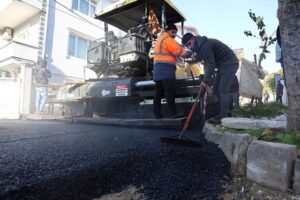 Erenler Belediyesi Bağlar ve Merkez mahallelerinde asfalt yenileme çalışmalarını sürdürüyor