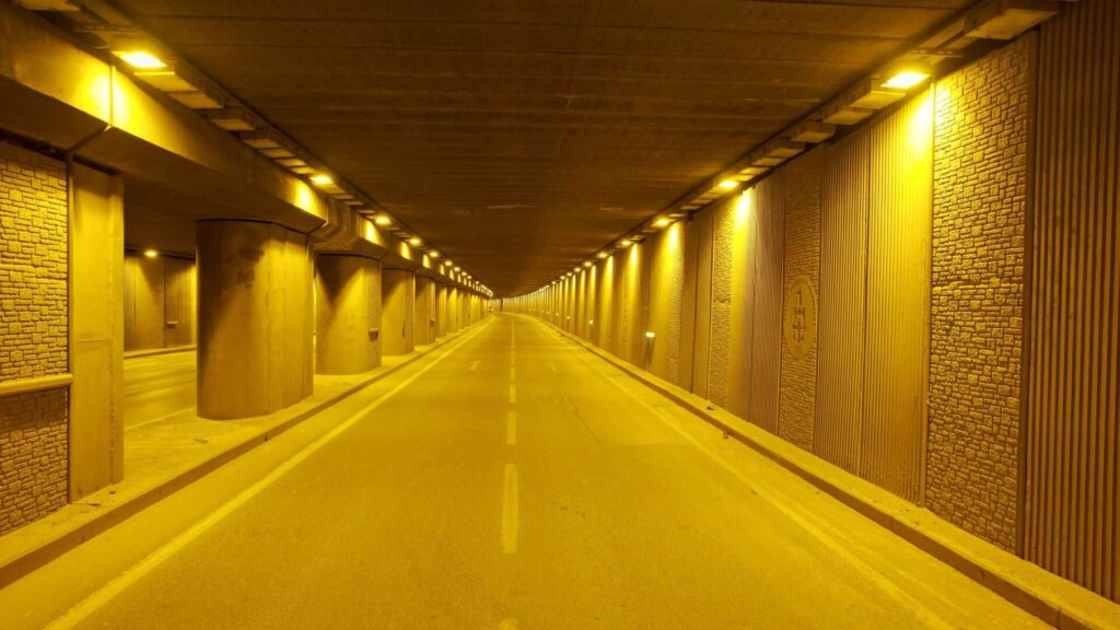 Güvenli tünel altı aydınlatması ve modern altyapı detayları.
