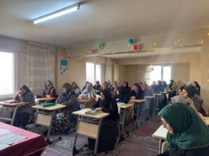 Eğitim semineri için sınıf ortamı, kadın katılımcılar ve etkileşimler.