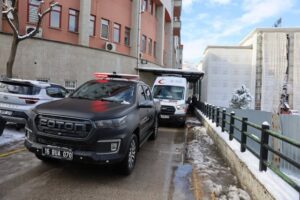 Acil sağlık aracı ve ambulans park yeri, şehir içi acil durumlar için hazır.