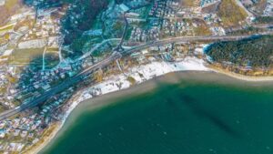 Hava görüntüsüyle doğal güzellikler ve kentsel alanların uyumu.