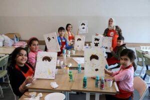 Renkli dövme ve sanat etkinliği, çocuklar ve öğretmenler eğlenerek yaratıcılıklarını keşfediyor.