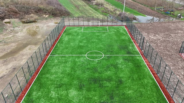 Su geçirmez futbol sahası, dayanıklı çim zemin, spor tesisleri.
