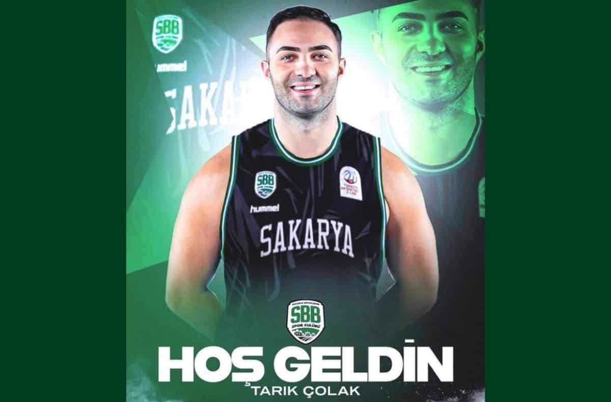Sakarya Basketbol takımı oyuncusu Tarık Çolak, taraftarlara hoşgeldiniz mesajı ile tanıtılıyor, takım logoları ve spor teması öne çıkıyor.