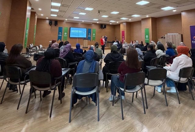 Özgün ve bilgilendirici basın toplantısı ve etkinlikler için modern seminer ortamı.