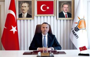 Türkiye siyasi liderleri ve parti sembolleriyle ofis.