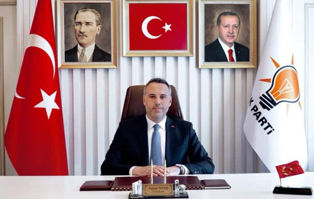 Türkiye siyasi liderleri ve parti sembolleriyle ofis.