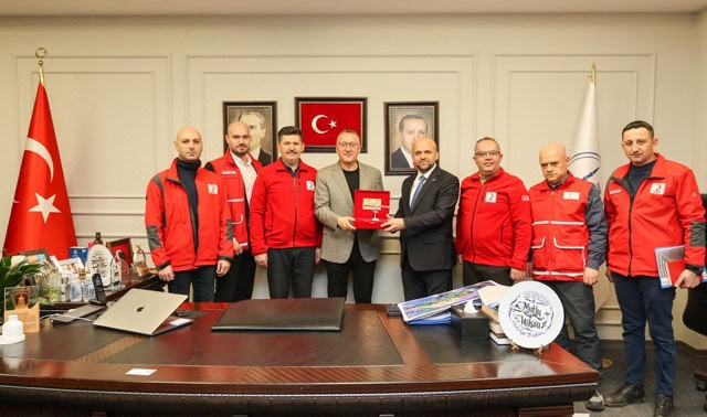 Kıyafet bağış kutuları ve gönüllüler Adapazarı'ndan Türkiye'ye destek gösteriyor.