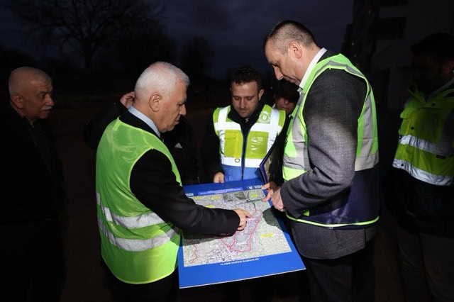 İtfaiye ve belediye ekipleri, gece gündüz sahada çalışmalarını sürdürüyor.