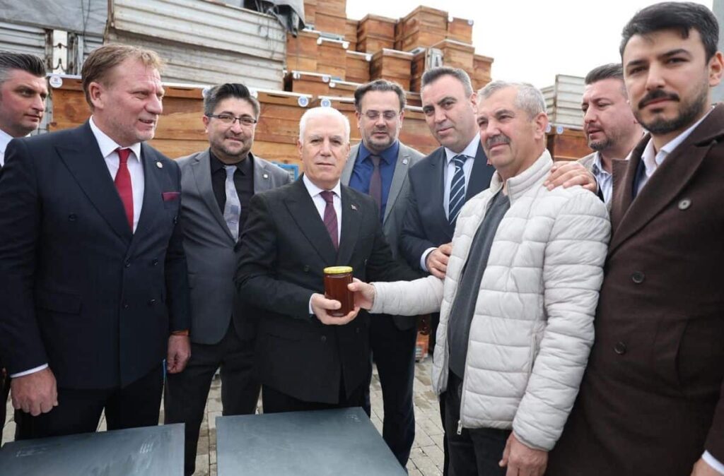 Büyükşehir arıcılar için kovan desteği dağıtımı gerçekleştiriyor.