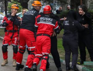 İtfaiye ekipleri acil durum tatbikatı yaparken, güvenlik ve koordinasyon sağlanıyor.