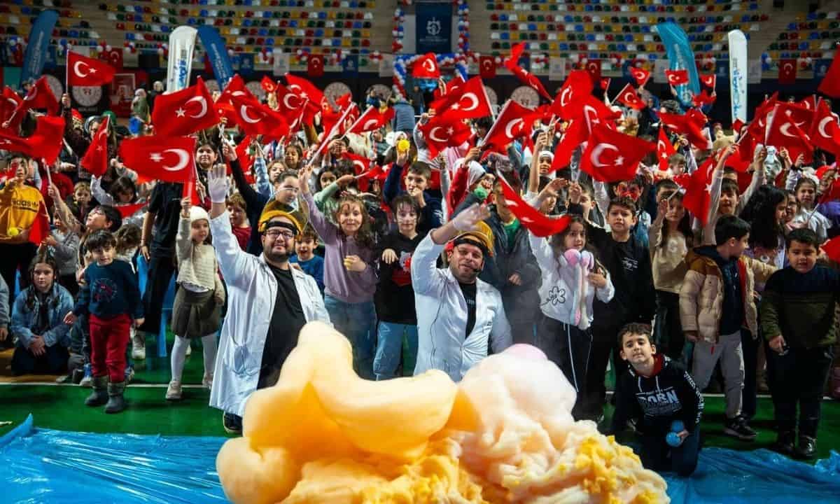 Okul molasında çocuklar ve aileler, Türk bayraklarıyla eğlendi, stres attı ve birlik beraberlik sağl.