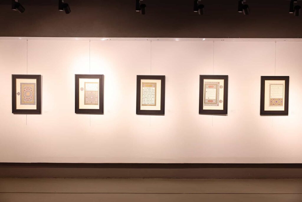 İslam’ın izlerini taşıyan sergi, Sakarya’da ziyaretçilere tarihi ve kültürel zenginlikleri sunuyor.