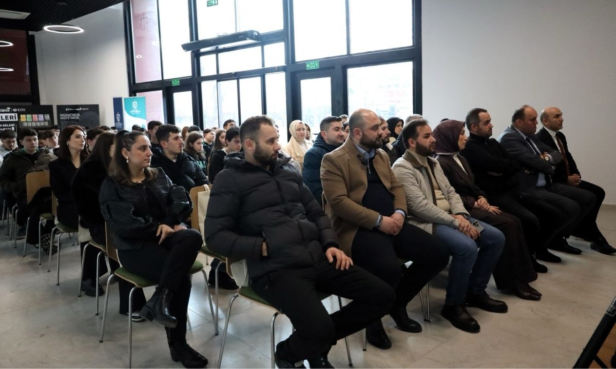 Alev Alatlı'nın fikirleri İzmit Millet Bahçesi'ndeki etkinlikte gençlere aktarıldı